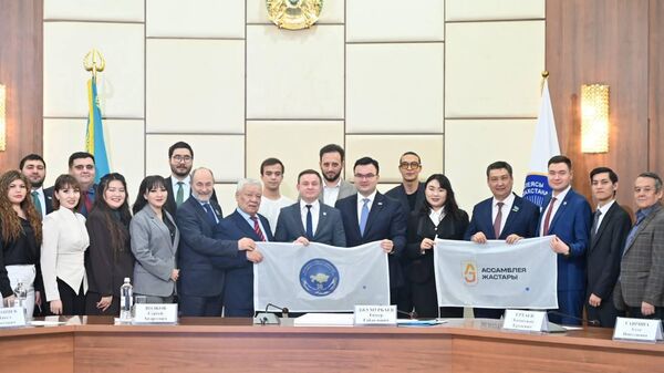 Флаги, побывавшие на орбите Земли, передали Ассамблее народа Казахстана - Sputnik Казахстан