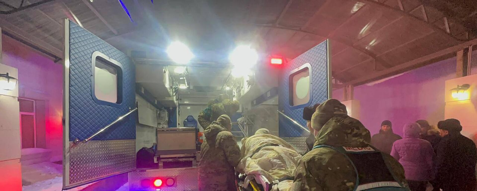 Пострадавших в результате взрыва в кафе Щучинска транспортировали реанимобилями МЧС  - Sputnik Казахстан, 1920, 03.03.2026