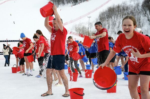 Участники акции по обливанию холодной водой на Сахалине - Sputnik Казахстан