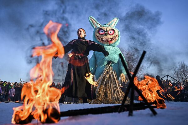 Сжигание чучела в виде игрушки "Лабубу" в рамках празднования Масленицы в археологическом парке "Аргамач", Россия. - Sputnik Казахстан