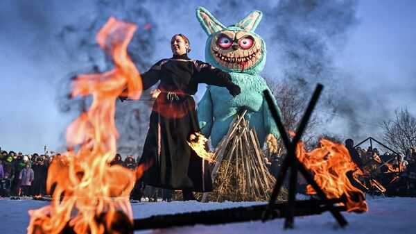 Сжигание чучела в виде игрушки Лабубу в рамках празднования Масленицы в археологическом парке Аргамач, Россия - Sputnik Казахстан