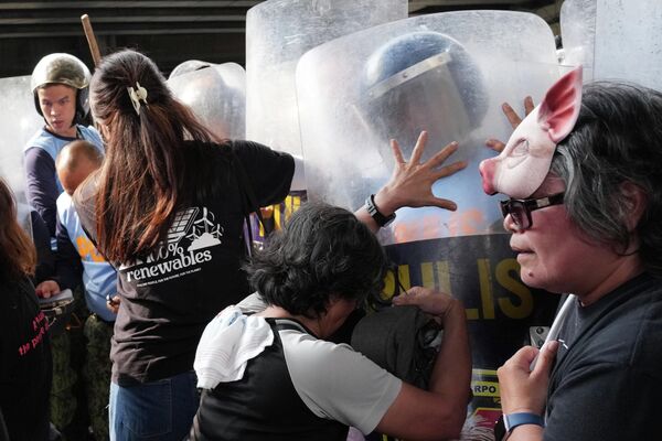 Протестующие вступили в столкновение с полицией во время антикоррупционного митинга, Филиппины. - Sputnik Казахстан