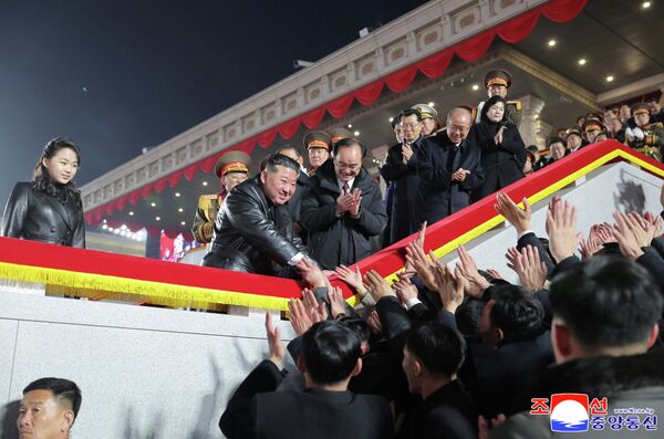 Лидер Северной Кореи Ким Чен Ын приветствует собравшихся на военном параде в честь девятого съезда правящей Трудовой партии Кореи в Пхеньяне. - Sputnik Казахстан