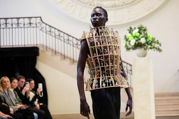 Модель демонстрирует на подиуме творение из коллекции "Нарциссист" на показе THEVXLLEY в рамках Лондонской недели моды. - Sputnik Казахстан