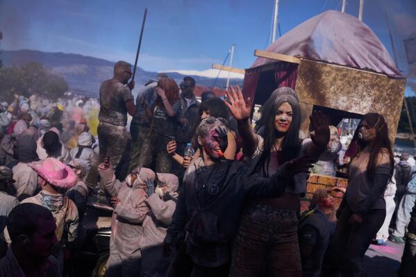 Участники карнавала ежегодной "мучной войны" в Чистый понедельник, знаменующей окончание карнавального сезона в Греции. - Sputnik Казахстан