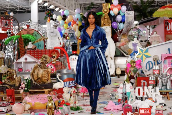 Модель на показе Diesel осень/зима 2026/2027 во время Недели моды в Милане, Италия. - Sputnik Казахстан