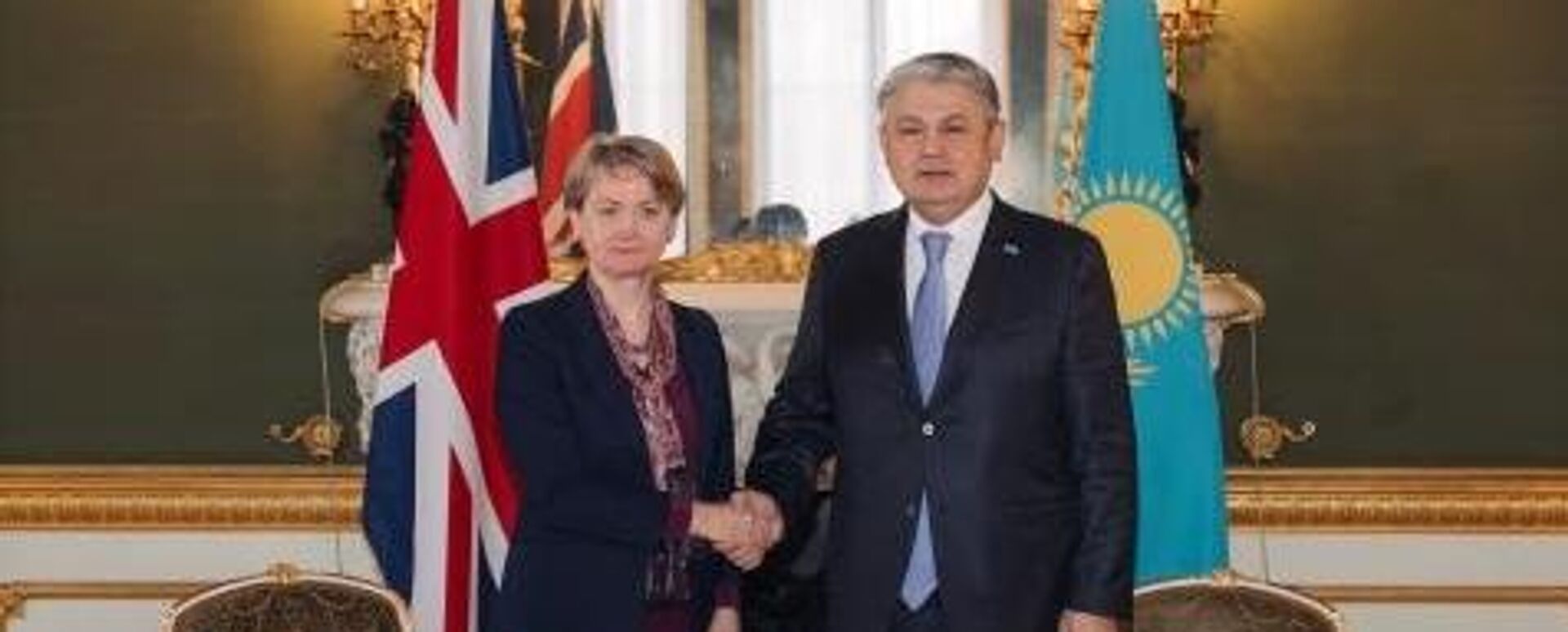 Главы МИД Великобритании и Казахстана Иветт Купер и  Ермек Кошербаев - Sputnik Казахстан, 1920, 27.02.2026