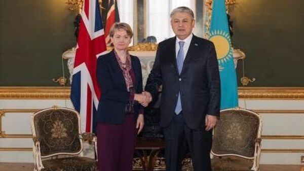 Главы МИД Великобритании и Казахстана Иветт Купер и  Ермек Кошербаев - Sputnik Казахстан