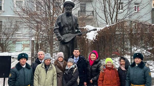 В Санкт-Петербурге возложили цветы к памятнику Жамбылу Жабаеву - Sputnik Казахстан