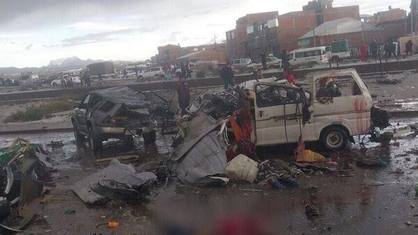 Из-за падения самолета на дорогу в Боливии погибли минимум 15 человек - Sputnik Казахстан