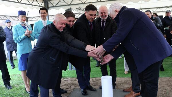 В Шымкенте состоялась торжественная церемония закладки капсулы в основание авиационно-технического ангарного центра  - Sputnik Казахстан