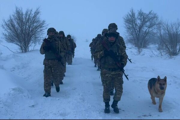 1600-ден астам әскери қызметші он шақырымды жаяу жүріп өтті - Sputnik Қазақстан