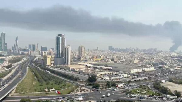 Дым на месте удара в Манаме, Бахрейн - Sputnik Казахстан