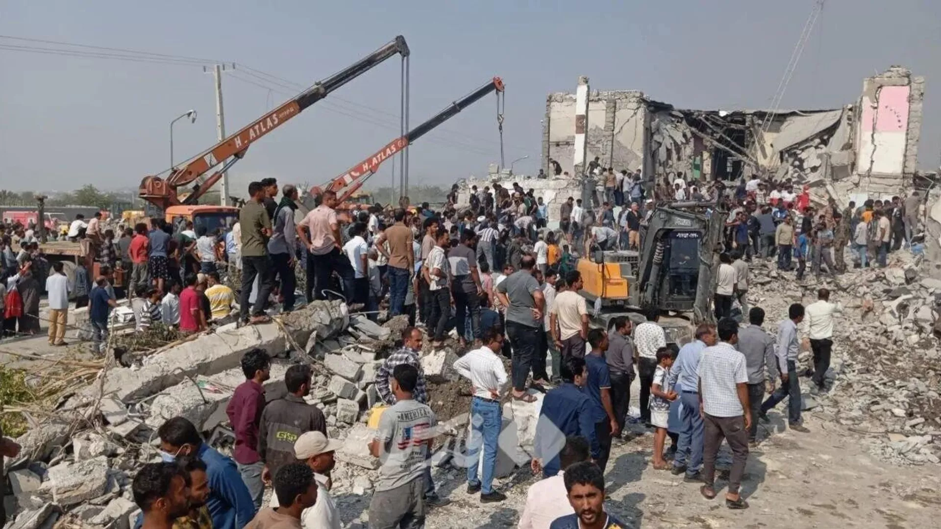 На месте удара по школе на юге Ирана На месте удара по школе на юге Ирана