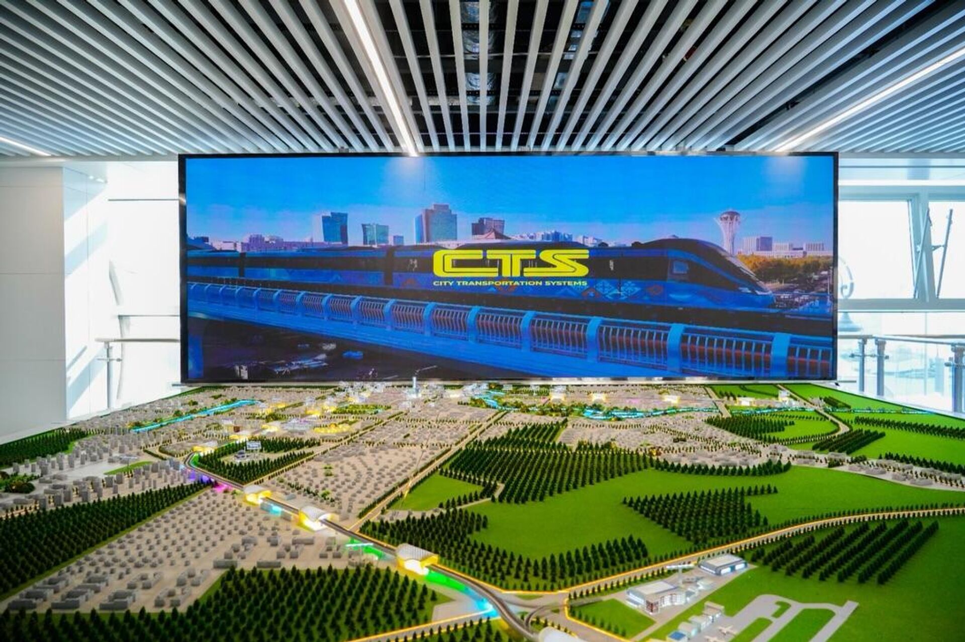 Вице-премьер Казахстана Роман Скляр и аким Астаны Женис Касымбек проверили ход работ на LRT - Sputnik Казахстан, 1920, 02.03.2026