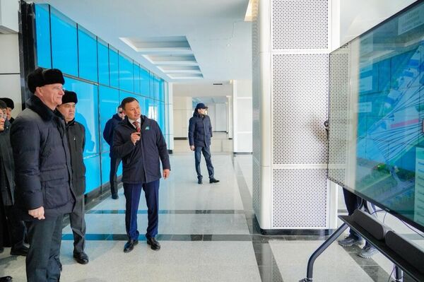 Вице-премьер Казахстана Роман Скляр и аким Астаны Женис Касымбек проверили ход работ на LRT - Sputnik Казахстан