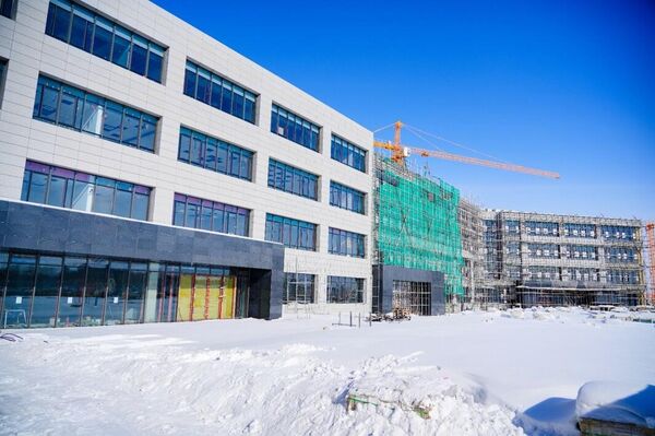 Вице-премьер Казахстана Роман Скляр и аким Астаны Женис Касымбек проверили ход работ на LRT - Sputnik Казахстан