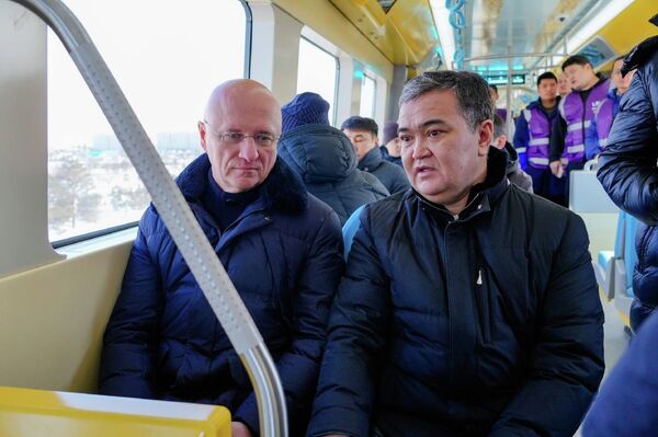 Вице-премьер Казахстана Роман Скляр и аким Астаны Женис Касымбек проверили ход работ на LRT - Sputnik Казахстан