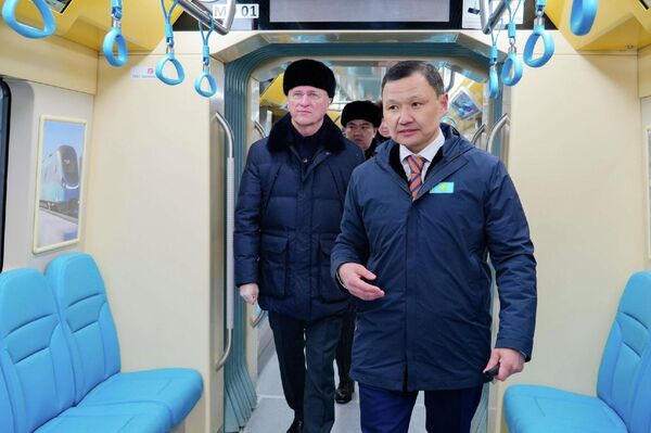 Вице-премьер Казахстана Роман Скляр и аким Астаны Женис Касымбек проверили ход работ на LRT - Sputnik Казахстан