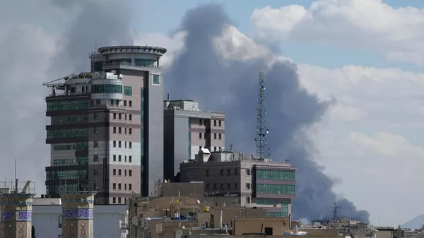 Дым поднимается над Тегераном, Иран, в воскресенье, 1 марта 2026 года  - Sputnik Казахстан