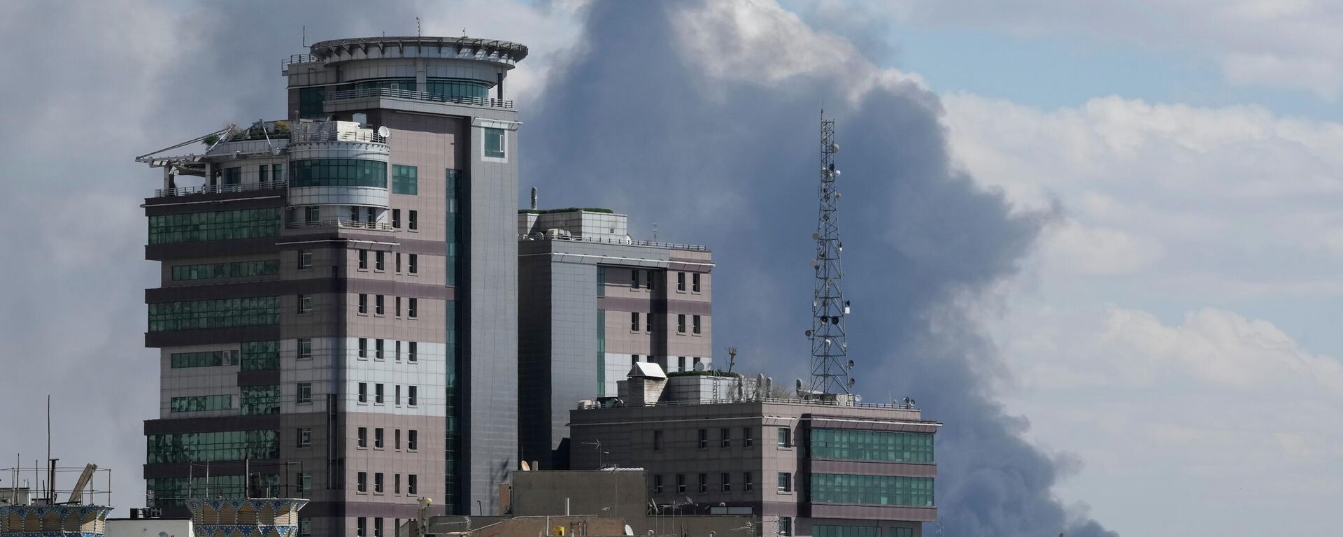 Дым поднимается над Тегераном, Иран, в воскресенье, 1 марта 2026 года  - Sputnik Казахстан, 1920, 30.03.2026