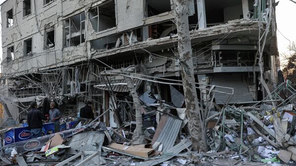 Обломки лежат на улице после израильского и американского удара в Иране, архивное фото - Sputnik Казахстан