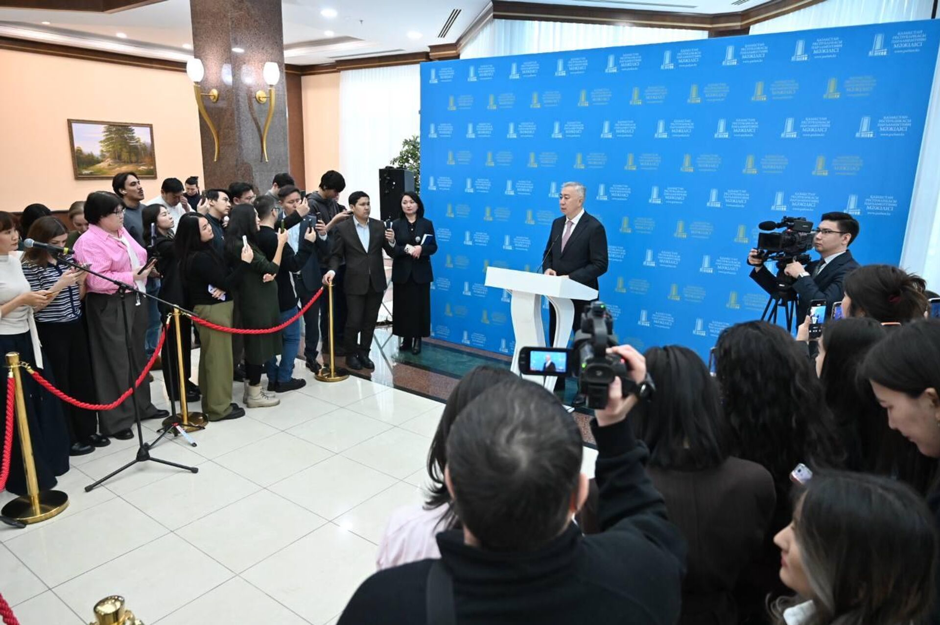 Вице-премьер Казахстана Серик Жумангарин на брифинге для СМИ - Sputnik Казахстан, 1920, 04.03.2026