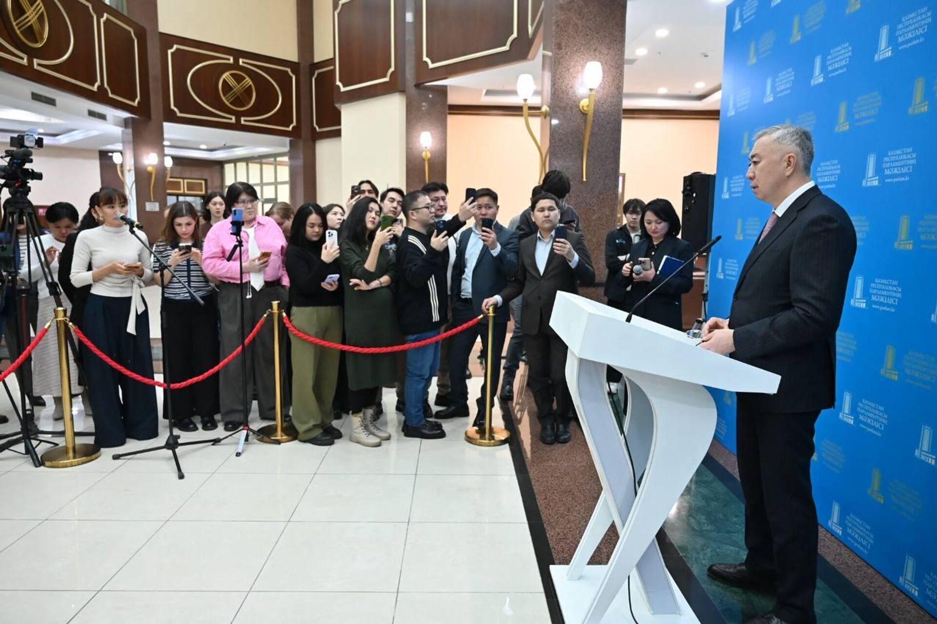 Вице-премьер Казахстана Серик Жумангарин на брифинге для СМИ Вице-премьер Казахстана Серик Жумангарин на брифинге для СМИ - Sputnik Казахстан, 1920, 04.03.2026