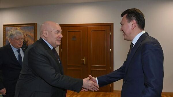 Встреча Ерлана Карина и Михаила Швыдкого - Sputnik Казахстан