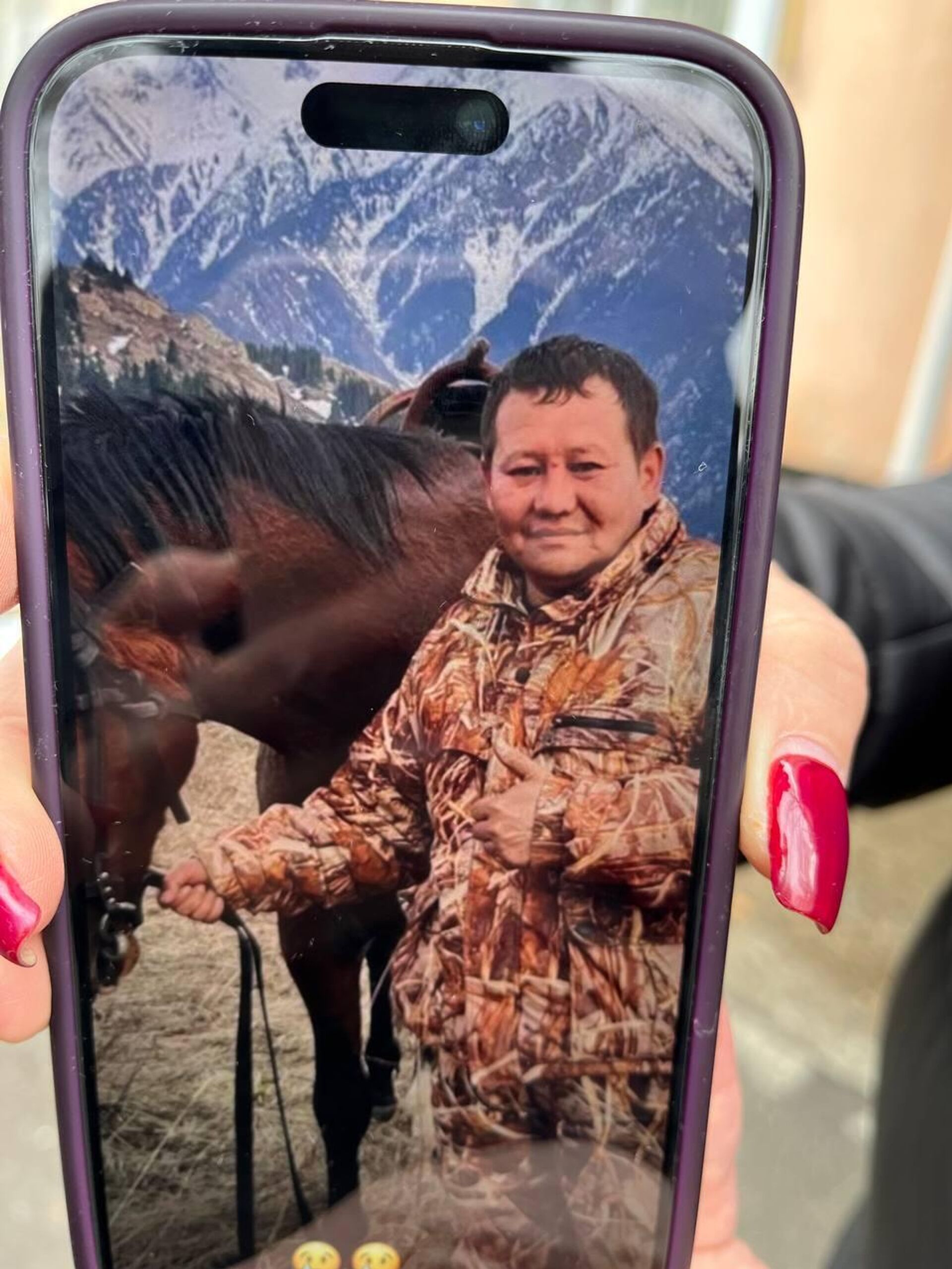 Фото покойного Алмата Есенова в телефоне показала его сестра  - Sputnik Казахстан, 1920, 05.03.2026