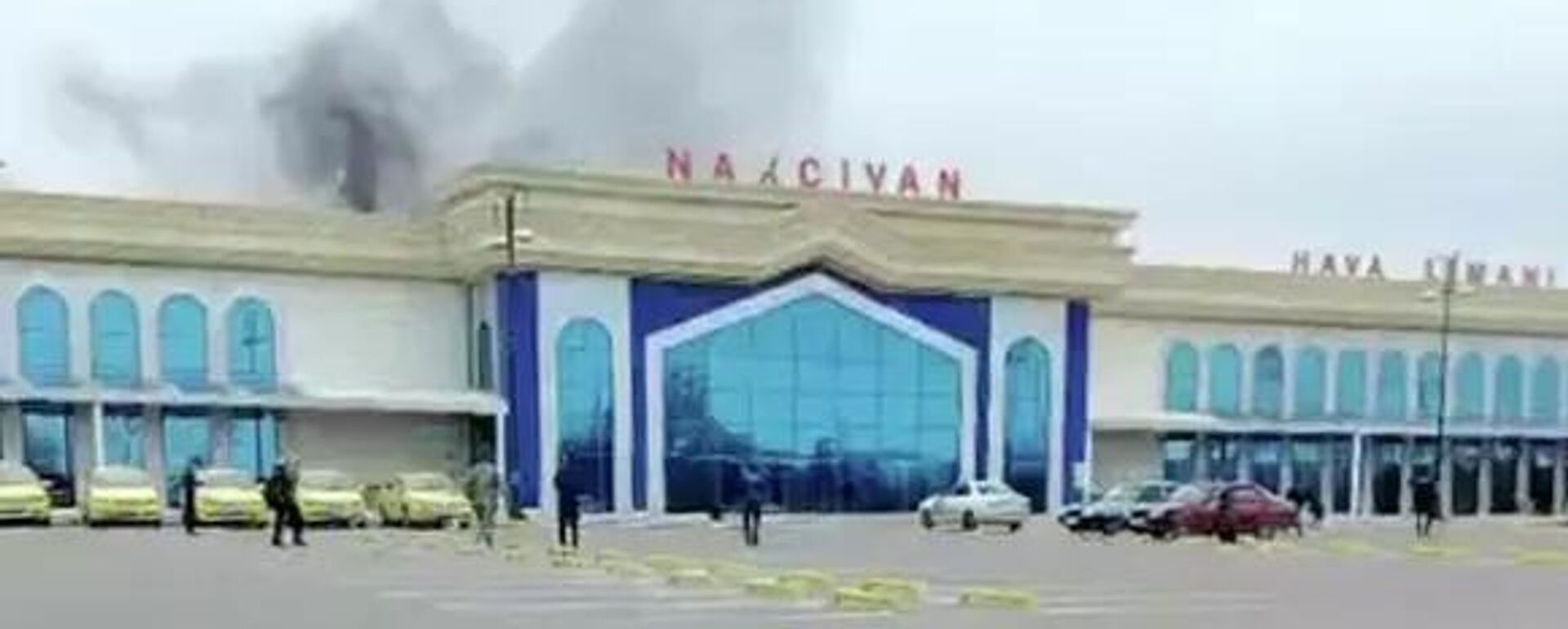 Дым в аэропорту Нахичеваня после удара дрона  - Sputnik Қазақстан, 1920, 05.03.2026