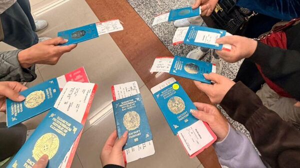 Паспорта и билеты казахстанцев в аэропорту - Sputnik Казахстан