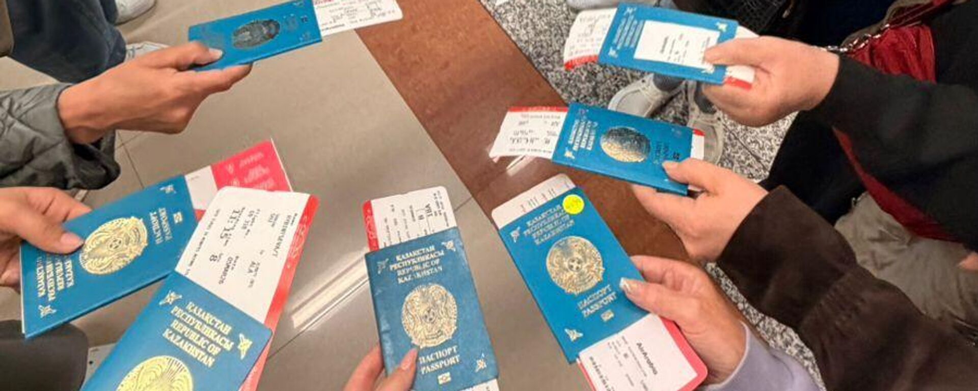 Паспорта и билеты казахстанцев в аэропорту - Sputnik Казахстан, 1920, 05.03.2026