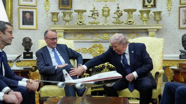 Германия канцлері Фридрих Мерц пен АҚШ президенті Дональд Трамп. Архивтегі фото - Sputnik Қазақстан
