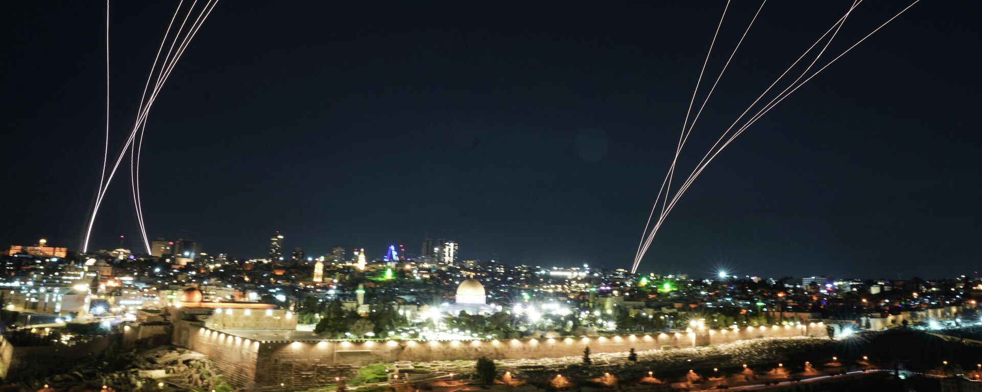 Израильская система ПВО ведет огонь для перехвата ракет, запущенных из Ирана в направлении Израиля, над Иерусалимом - Sputnik Казахстан, 1920, 14.03.2026