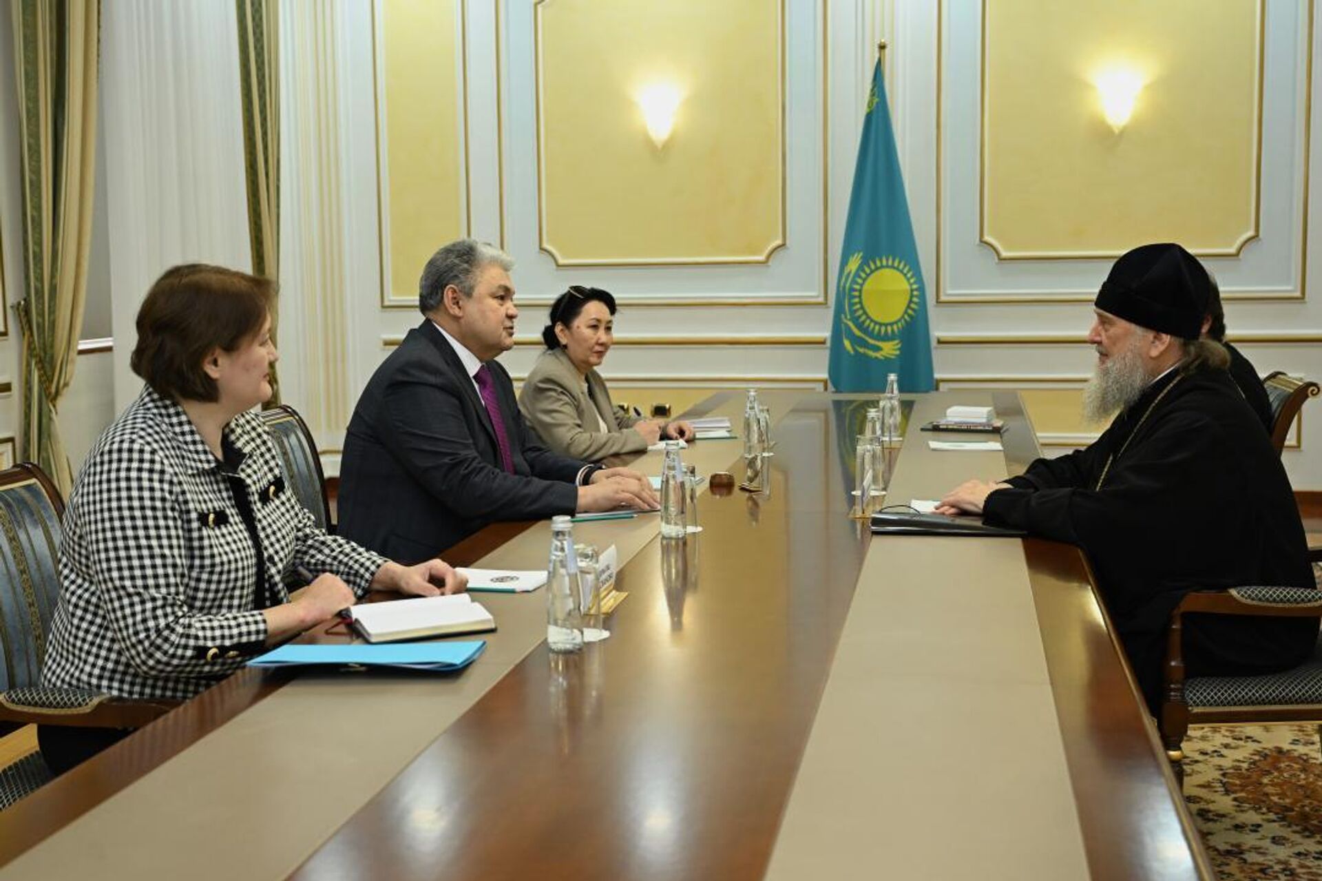 Митрополит Астанайскй и Казахстанский Александр и глава МИД Казахстана Ермек Кошербаев - Sputnik Казахстан, 1920, 07.03.2026