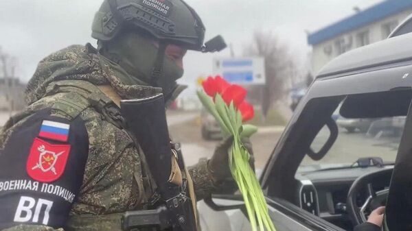Военные инспекторы группировки Запад поздравили женщин-водителей в ЛНР с 8 марта  - Sputnik Казахстан