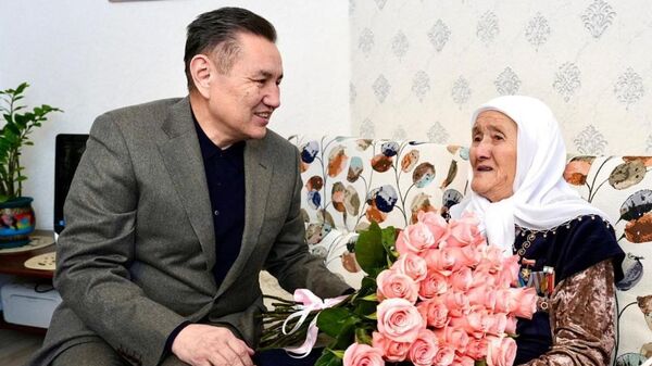 Аким ВКО Нурымбет Сактаганов поздравил женщин-ветеранов с 8 Марта  - Sputnik Казахстан
