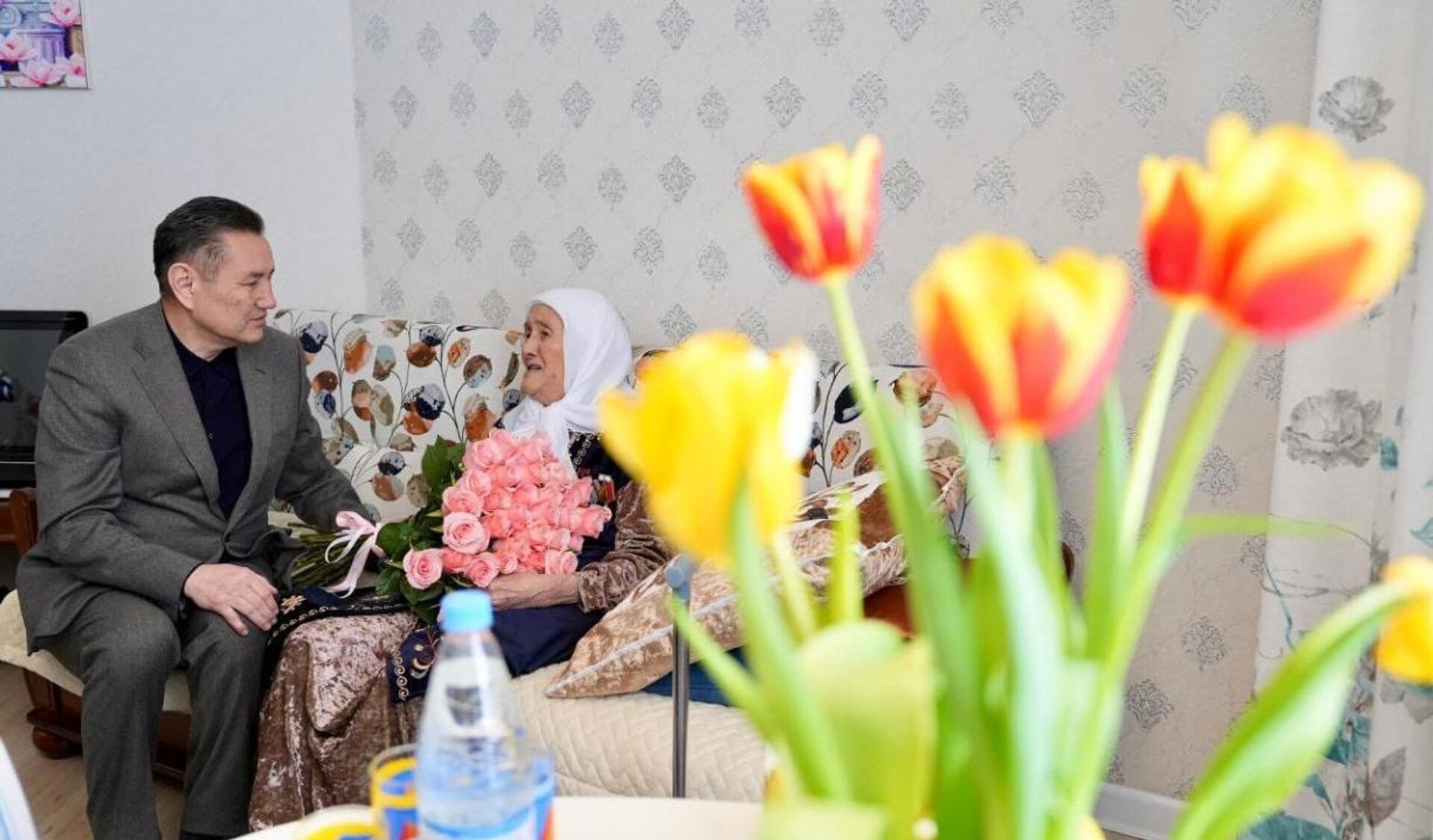 Аким ВКО Нурымбет Сактаганов поздравил женщин-ветеранов с 8 Марта  - Sputnik Казахстан, 1920, 07.03.2026