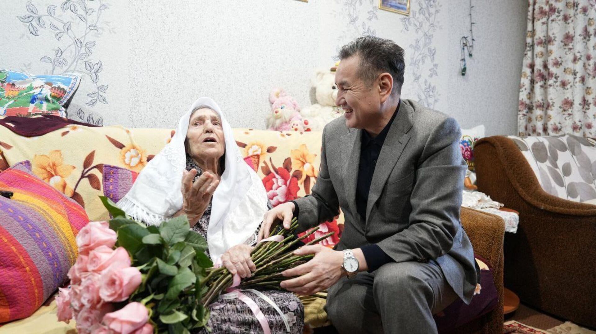 Аким ВКО Нурымбет Сактаганов поздравил женщин-ветеранов с 8 Марта  - Sputnik Казахстан, 1920, 07.03.2026