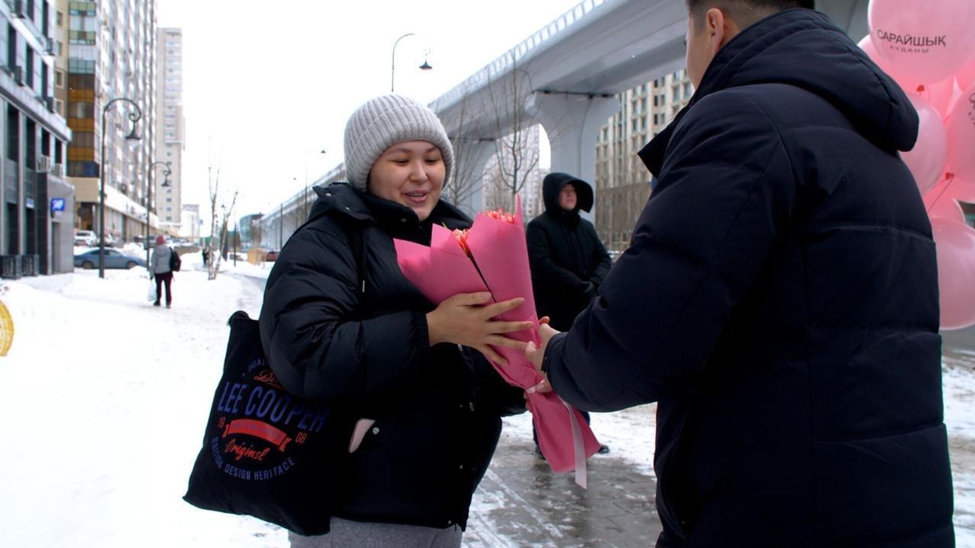 Астанада қыз-келіншектерге гүл шоқтары таратылды - Sputnik Қазақстан, 1920, 07.03.2026