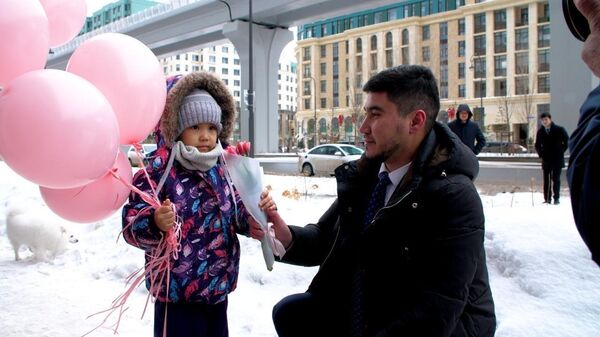 Астанада қыз-келіншектерге гүл шоқтары таратылды - Sputnik Қазақстан