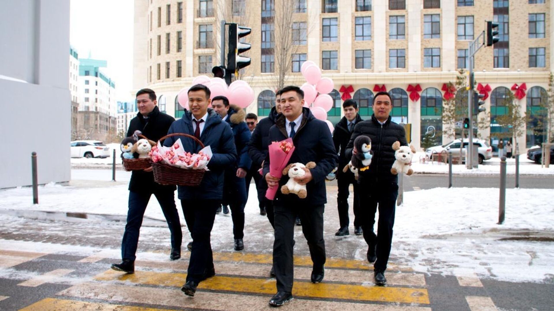 Астанада қыз-келіншектерге гүл шоқтары таратылды - Sputnik Қазақстан, 1920, 07.03.2026