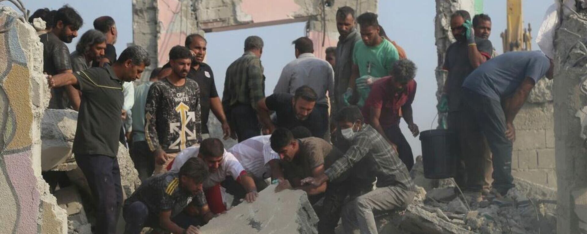 Разбор завалов на месте удара по школе в Минабе - Sputnik Казахстан, 1920, 07.03.2026