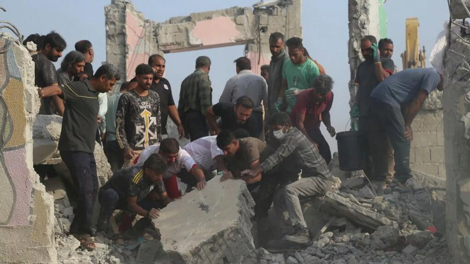 Разбор завалов на месте удара по школе в Минабе Разбор завалов на месте удара по школе в Минабе