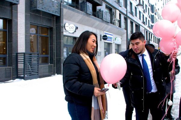 Цветы раздавали девушкам и женщинам в Астане
 - Sputnik Казахстан