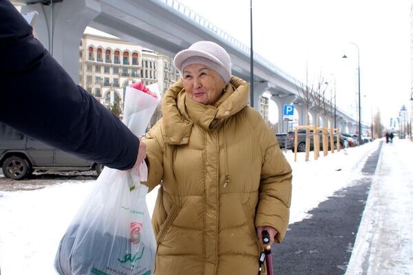 Цветы раздавали девушкам и женщинам в Астане
 - Sputnik Казахстан