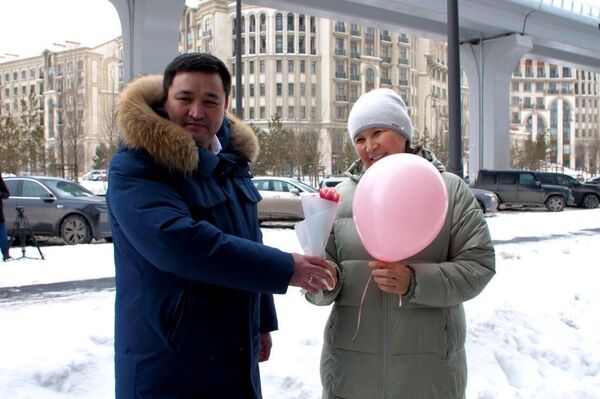 Цветы раздавали девушкам и женщинам в Астане
 - Sputnik Казахстан