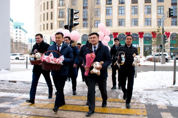 Цветы раздавали девушкам и женщинам в Астане
 - Sputnik Казахстан