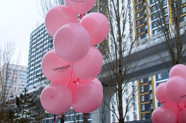 Цветы раздавали девушкам и женщинам в Астане
 - Sputnik Казахстан